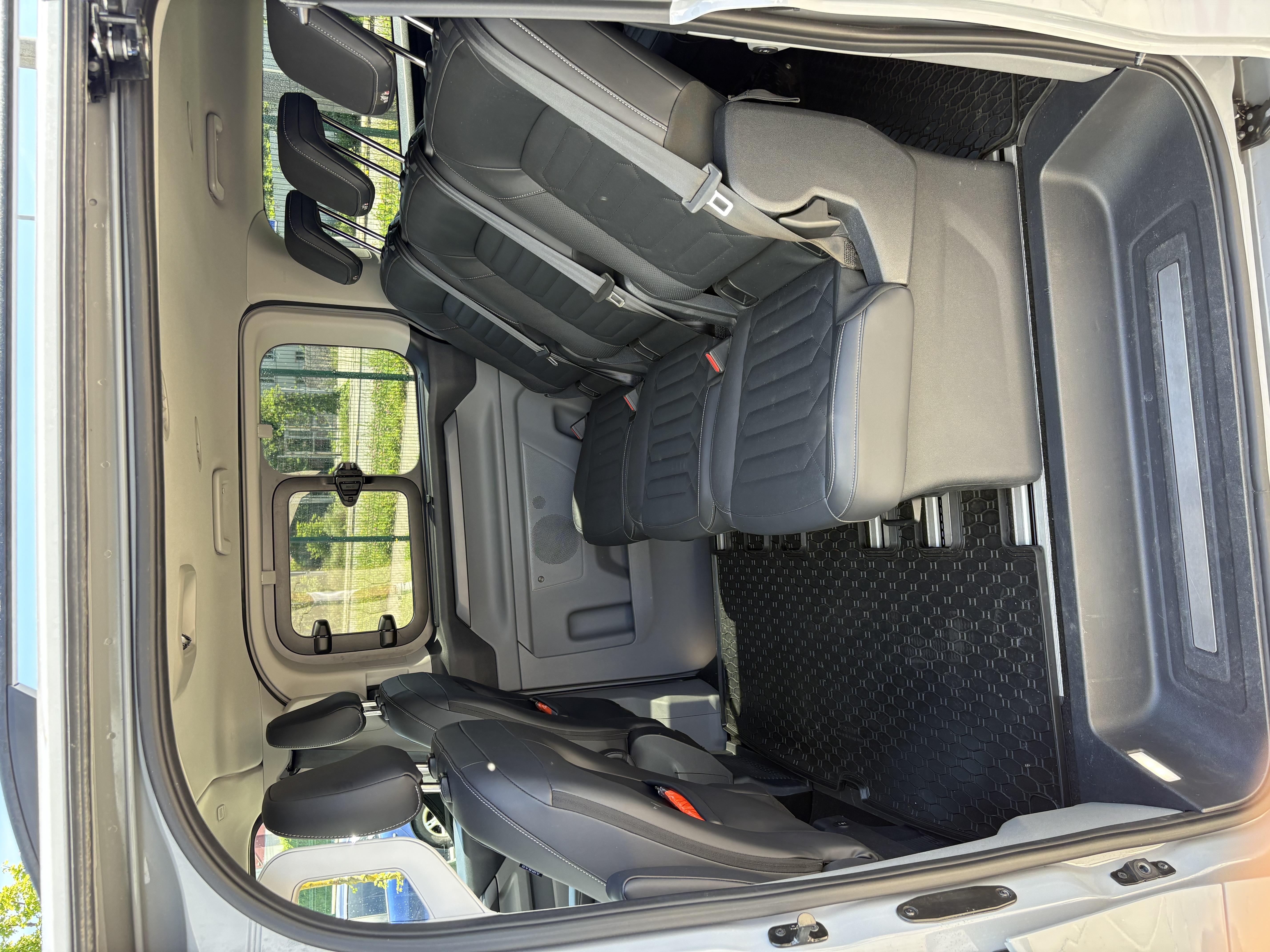 Interiér Ford Tourneo Custom — pohled do prostoru cestujících