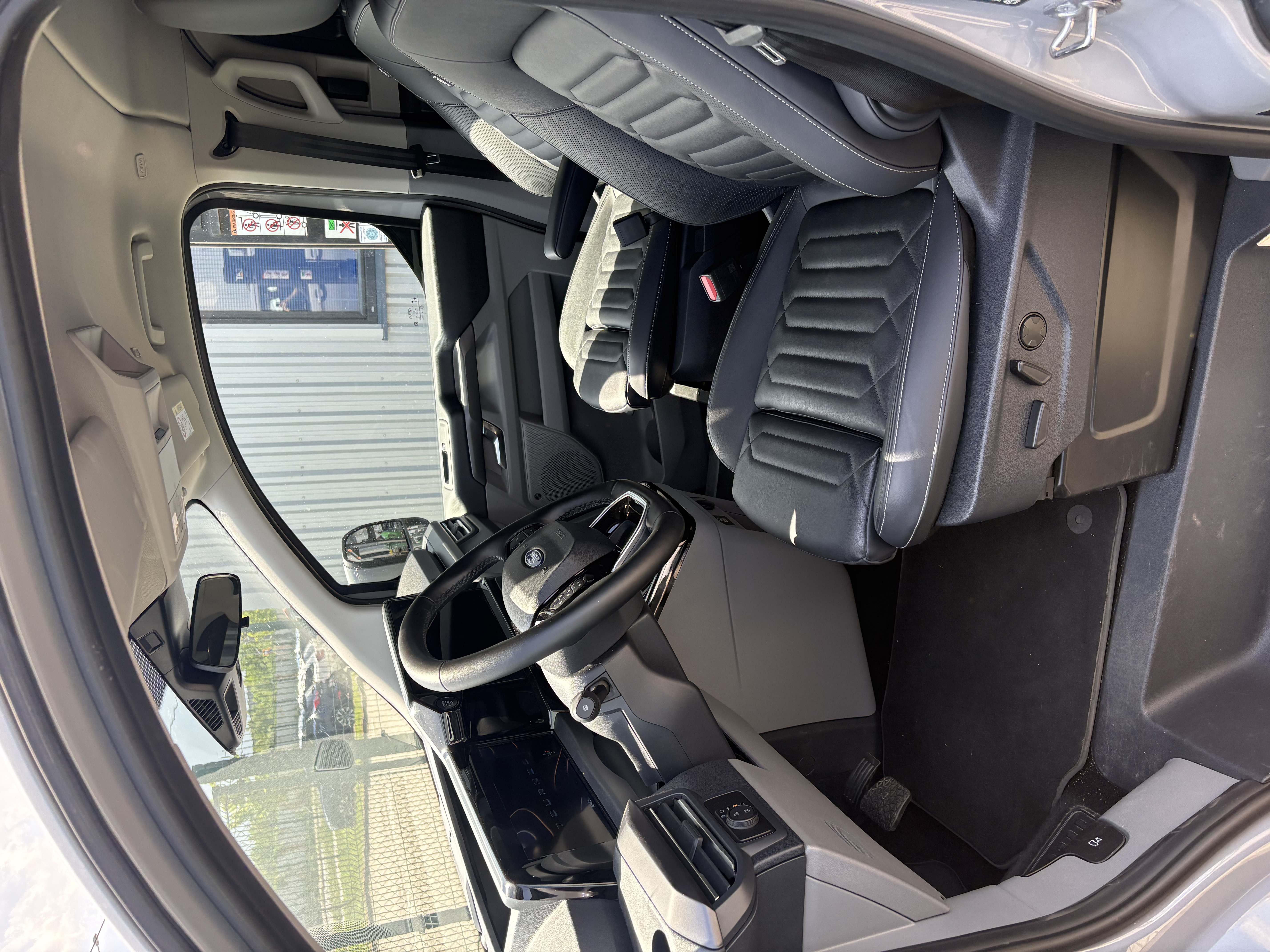 Interiér Ford Tourneo Custom Titanium — kožená sedadla z otevřených dveří